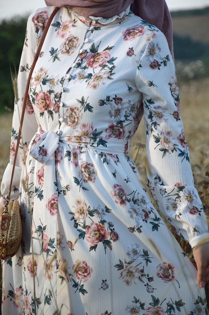 Çiçekli Krem Naif Elbise