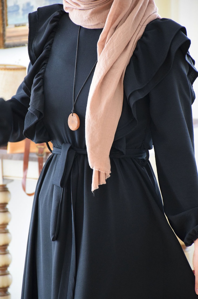 Volanlı Model Siyah Renk Elbise