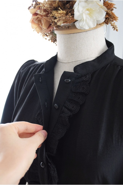 Düğmeli Model Siyah Renk Bluz