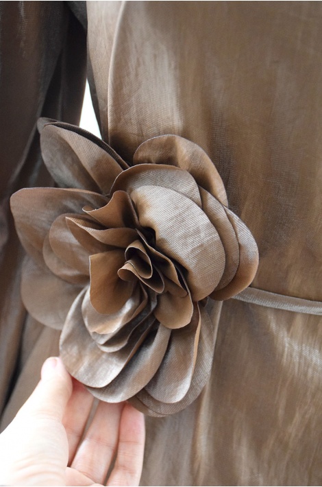 Çiçek Kemerli Kahverengi Elbise
