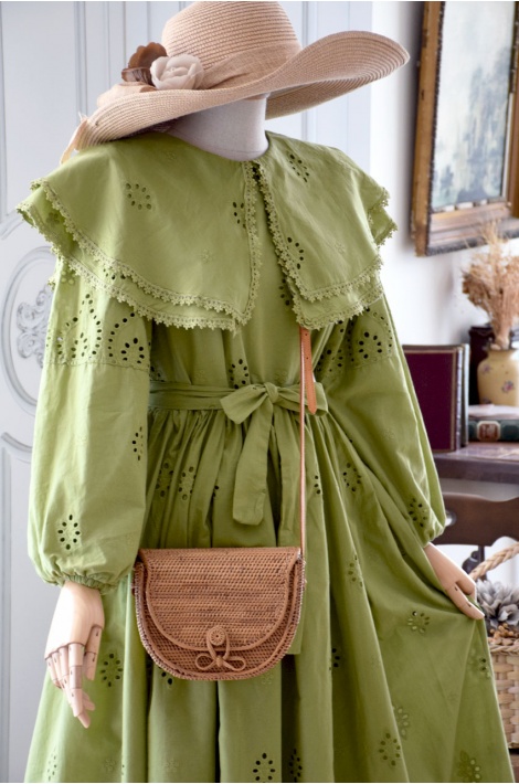 Geniş Yaka Detaylı Brodeli Elbise Kına Yeşili