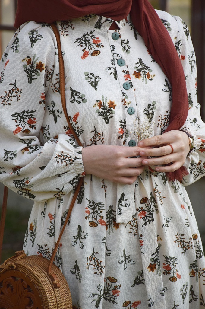 Çiçekli Krem Renk Krep Elbise