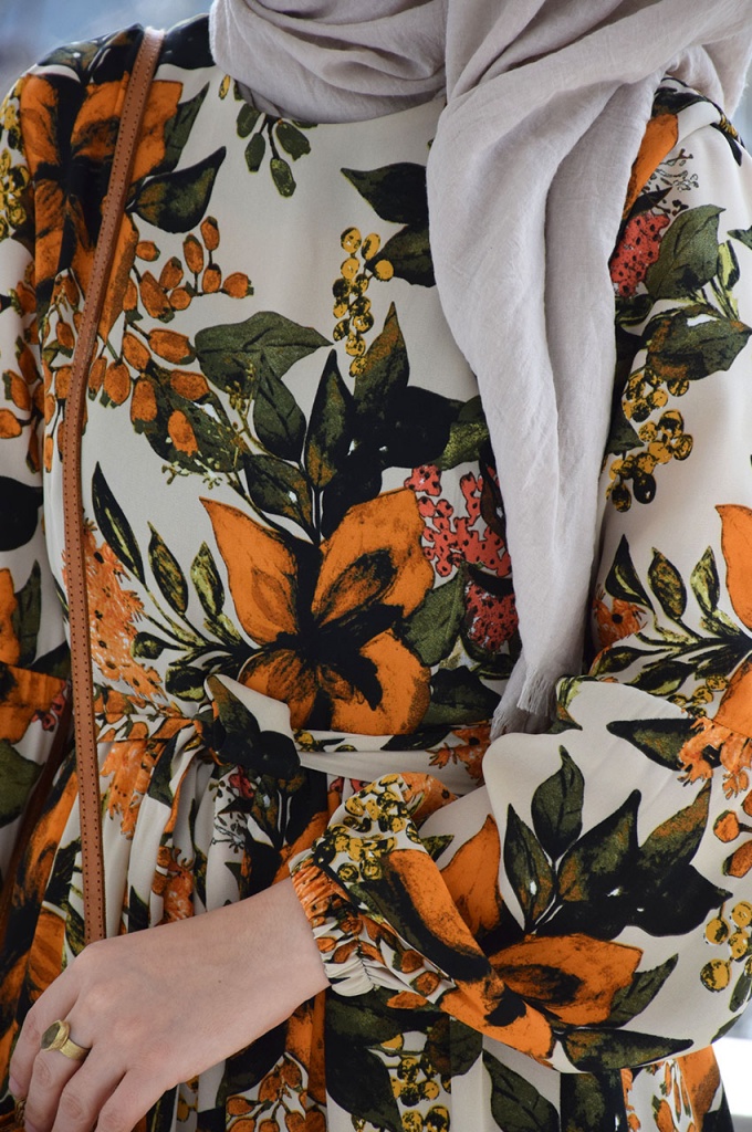 Pastel Çiçek Desenli Krem Elbise
